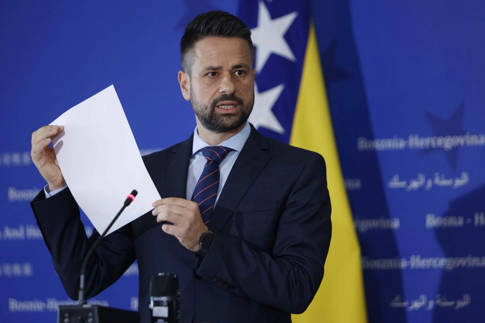 Dodik bi vraćao Srbe iz državnih institucija, a jedva plaća i one koji već rade u institucijama RS-a
